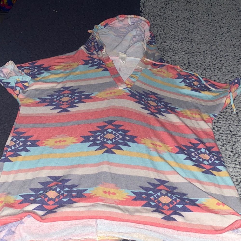 Short sleeve crop top with Aztec colors